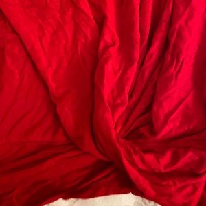 Red twist bottom short sleeve tee